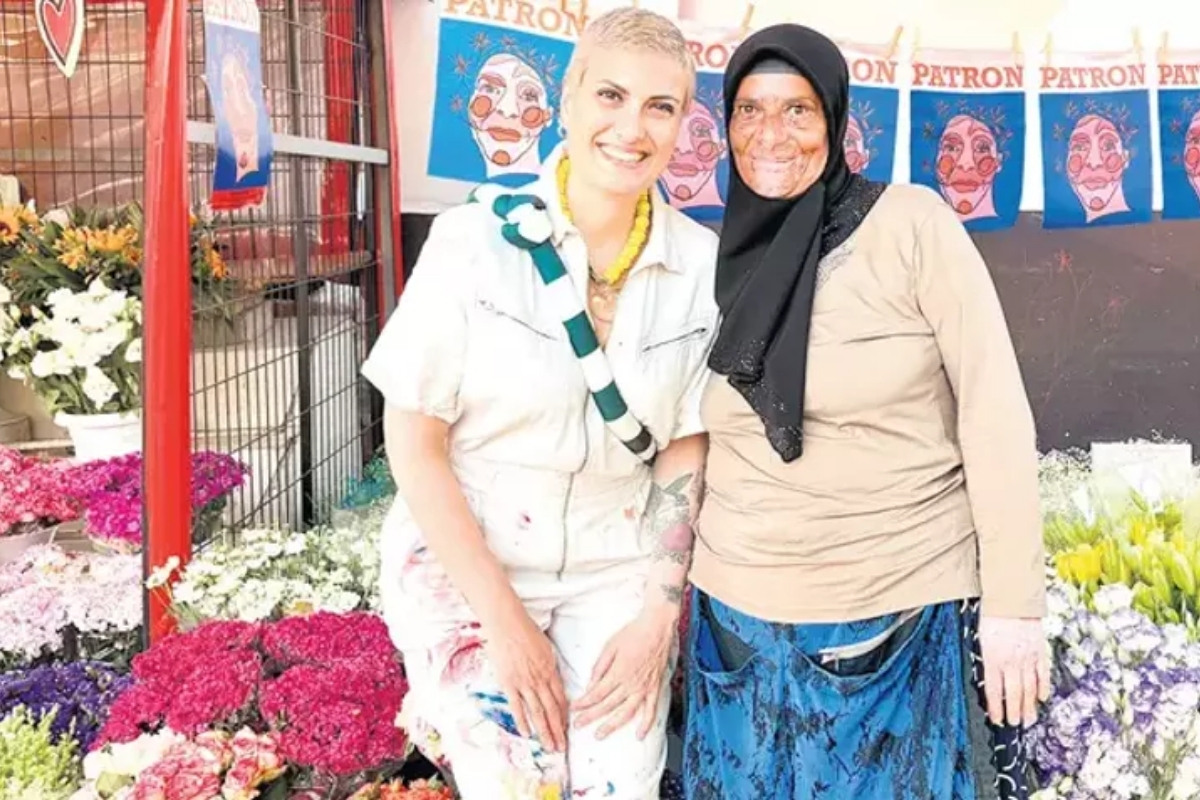Ekin Anıl Kadıköy’de bir çiçekçi tezgâhını galeriye dönüştürdü