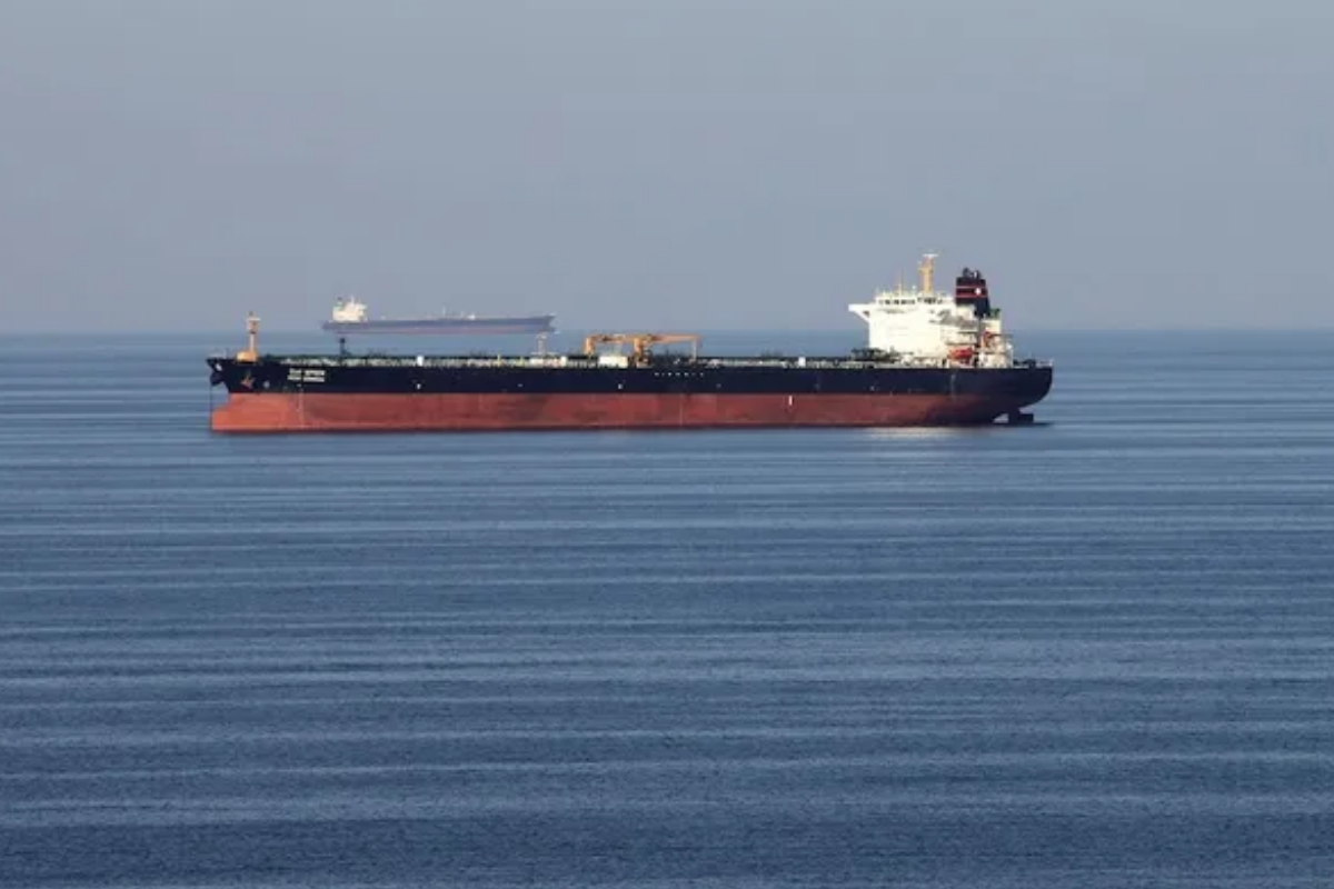 İran-İsrail çatışması derinleşirken Hürmüz Boğazı kapatıldı ve petrol fiyatları yüzde 2 arttı