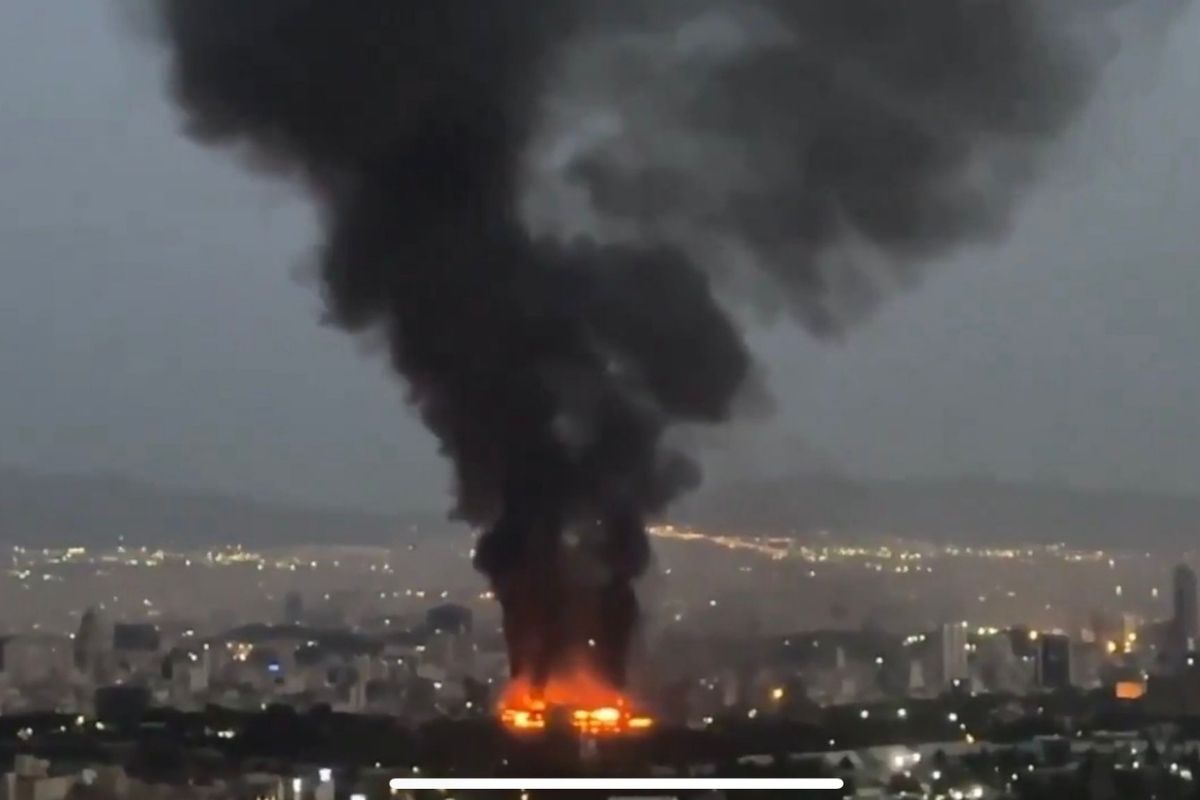 İran'ın başkenti Tahran yeniden vuruldu, şiddetli patlama sesleri duyuldu