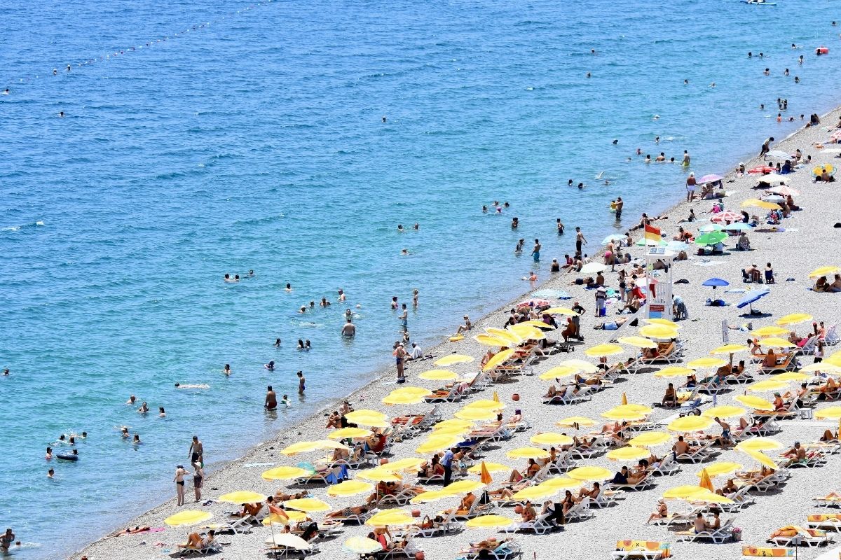 Antalya sahillerinde sıcak hava yoğunluğu