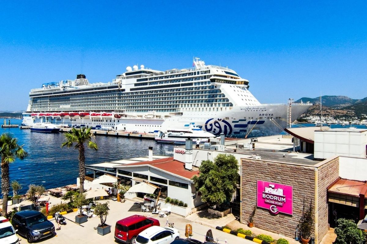 Bodrum'a ilk kez gelen AROYA Cruises'a neşeli karşılama