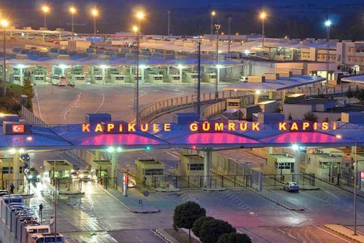 Boruların içerisinde yurt dışına kaçacakken yakalandılar