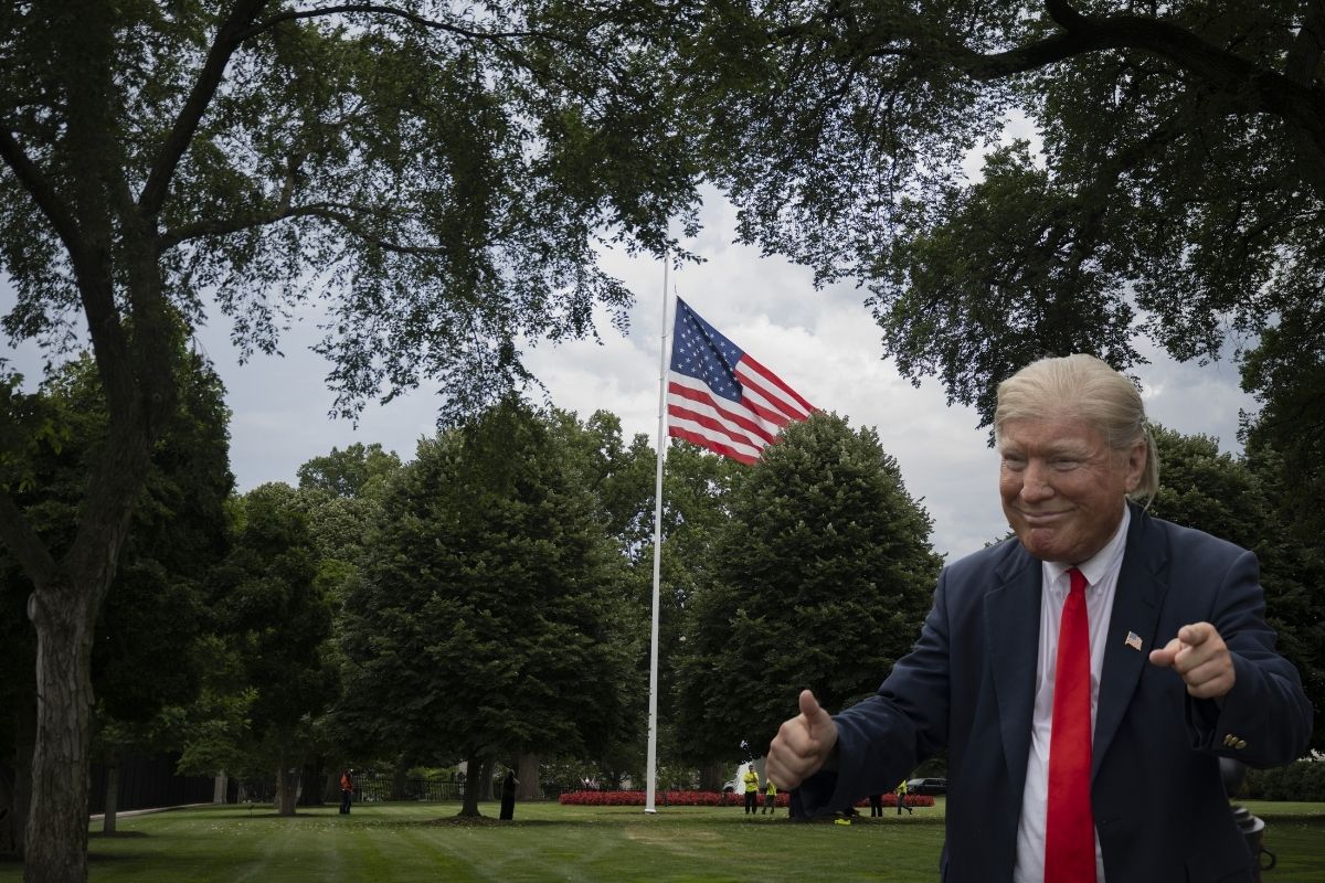 Trump, şahsi fonlarıyla satın aldığı dev bayrak direğini Beyaz Saray'ın çimlerine dikti