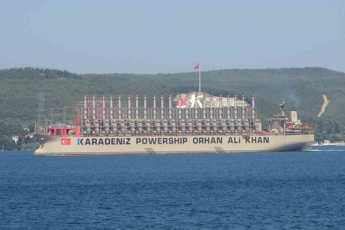 Dünyanın en büyük elektrik üreten gemilerinden Karadeniz Powership Orhan Ali Khan, Çanakkale Boğazı’ndan Mısır’a yolculuğa başladı