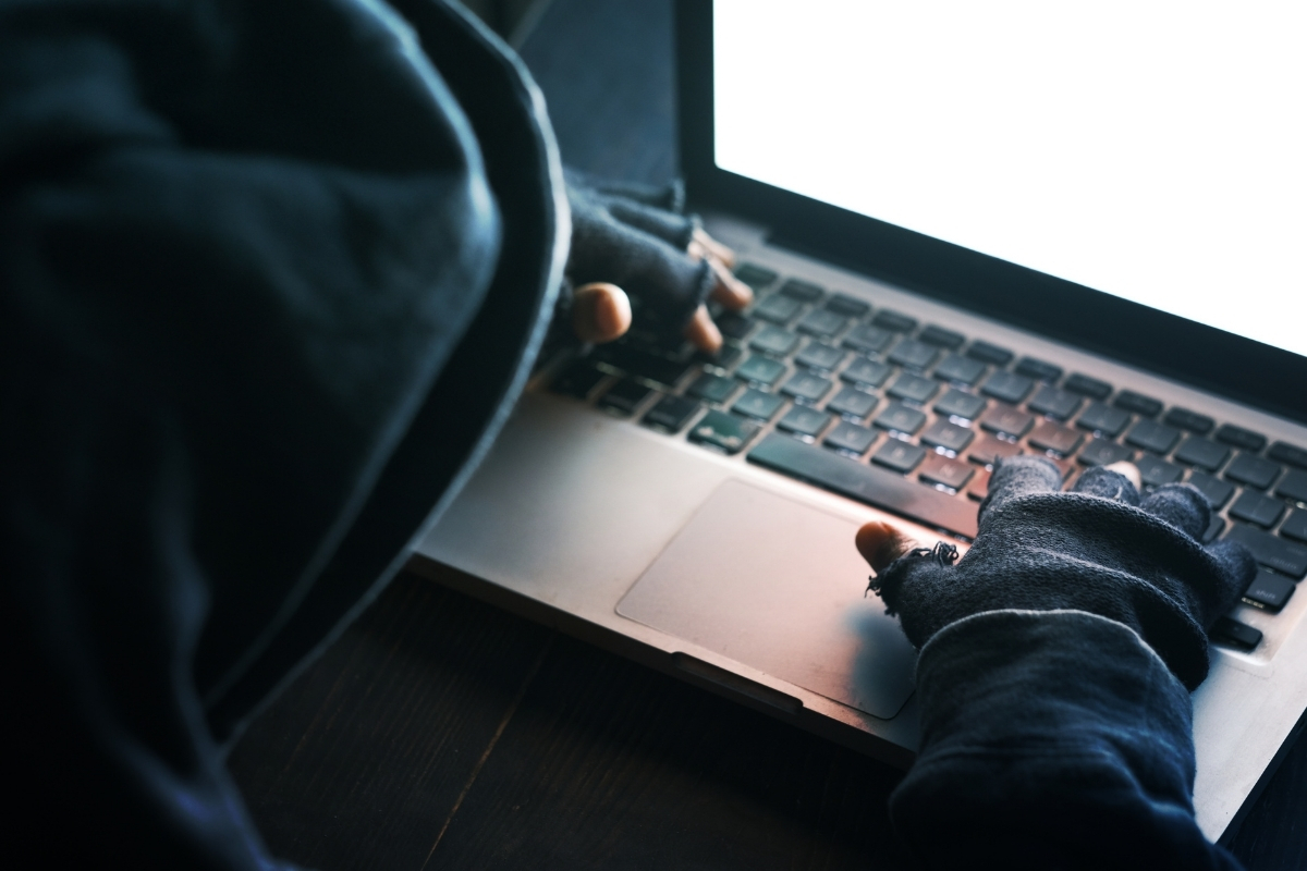 Yargıtay'dan hediye ettiği cep telefonuna casus yazılım yükleyen eşe hapis