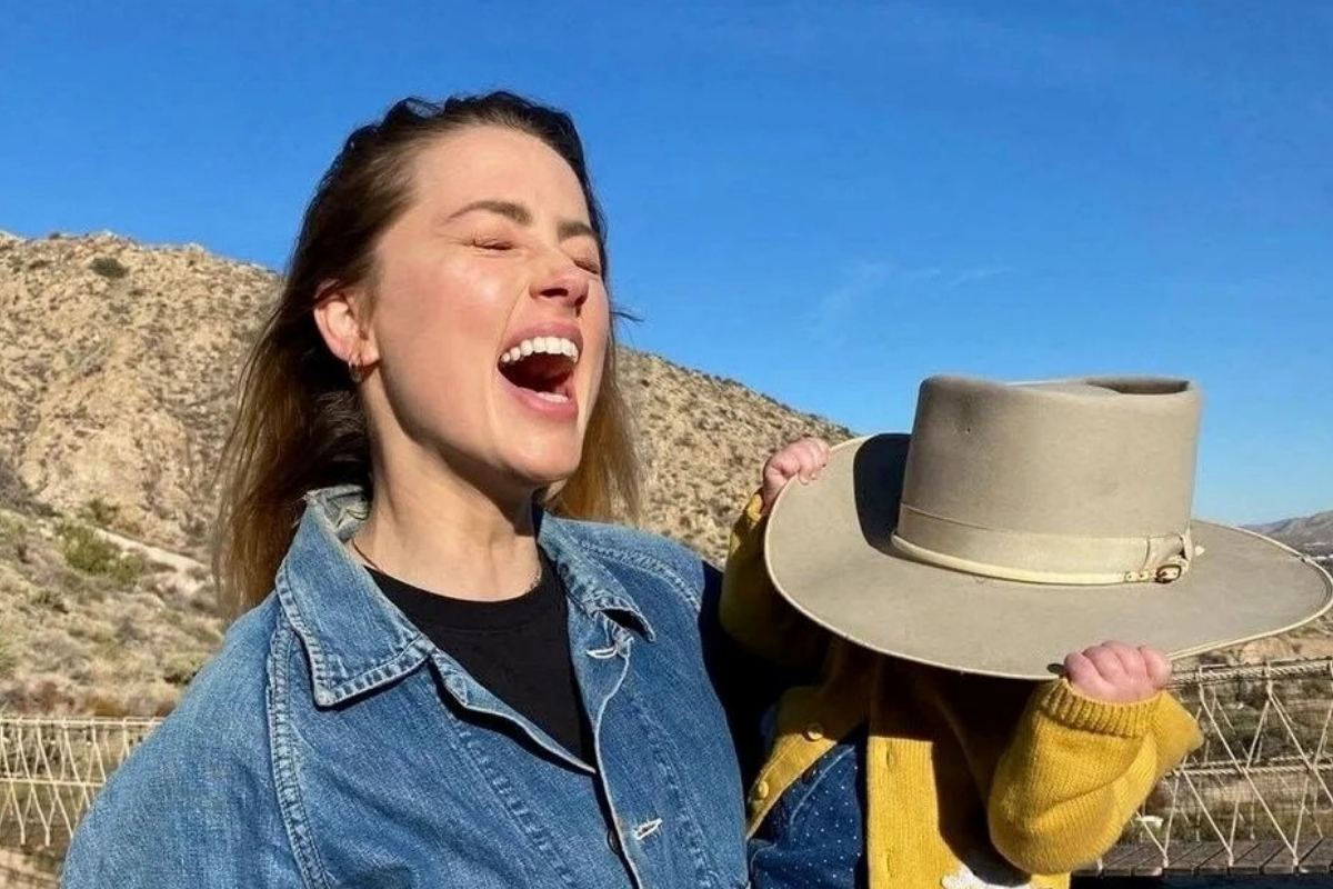 Johnny Depp’le olaylı boşanma sürecinin ardından İspanya’ya yerleşen Amber Heard, ikiz bebek sahibi oldu ve tiyatroya geri dönüyor