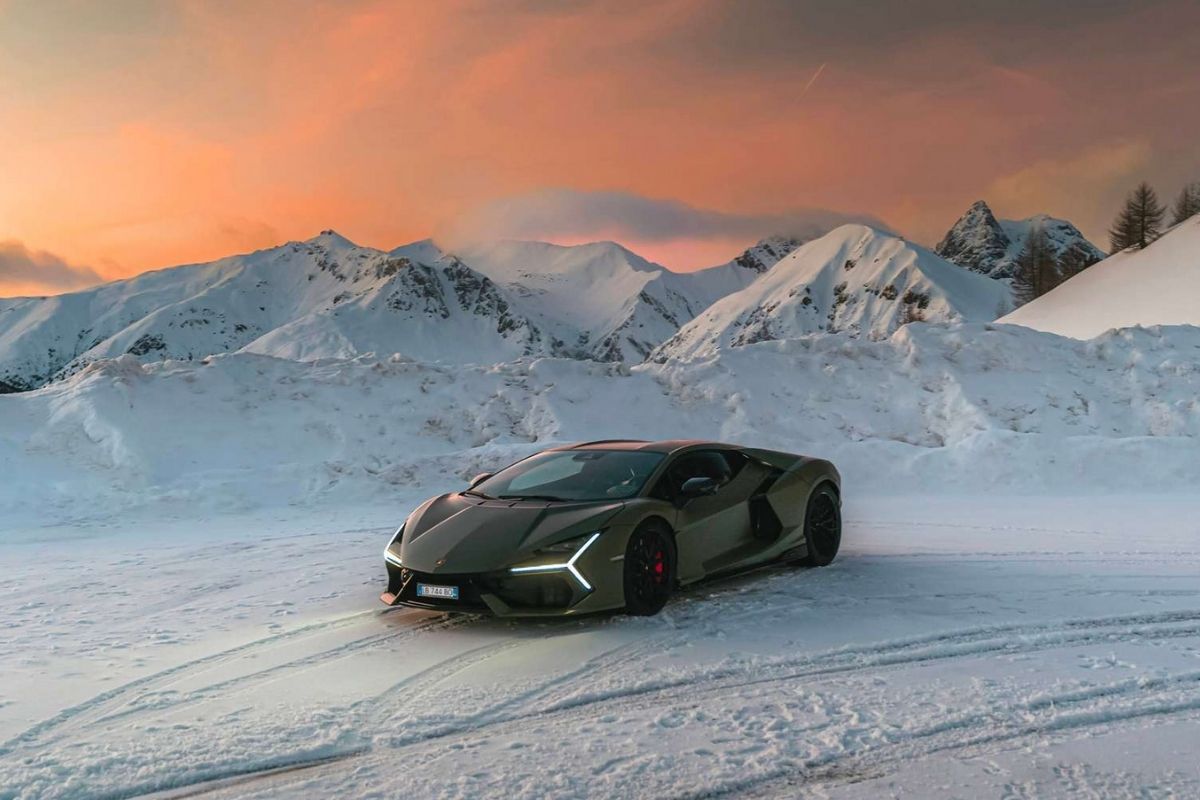 Lamborghini'nin ilk HPEV hibrit süper spor otomobili Revuelto, gücünü hareketsizken de hissettiriyor