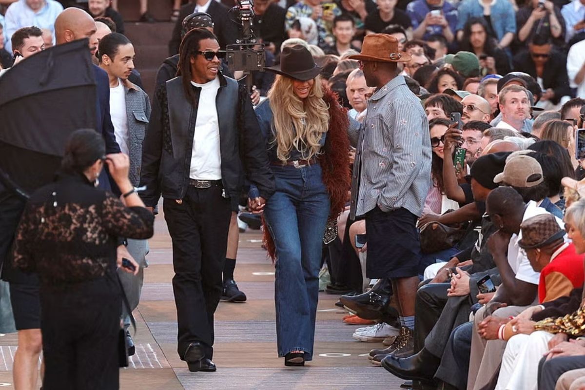 Beyoncé ve Jay-Z, Paris'te el ele poz verdi