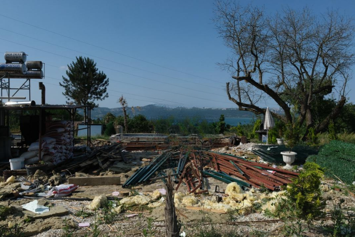 Sapanca'da belediye, gizli kamera skandalının yaşandığı bungalovu yıktı