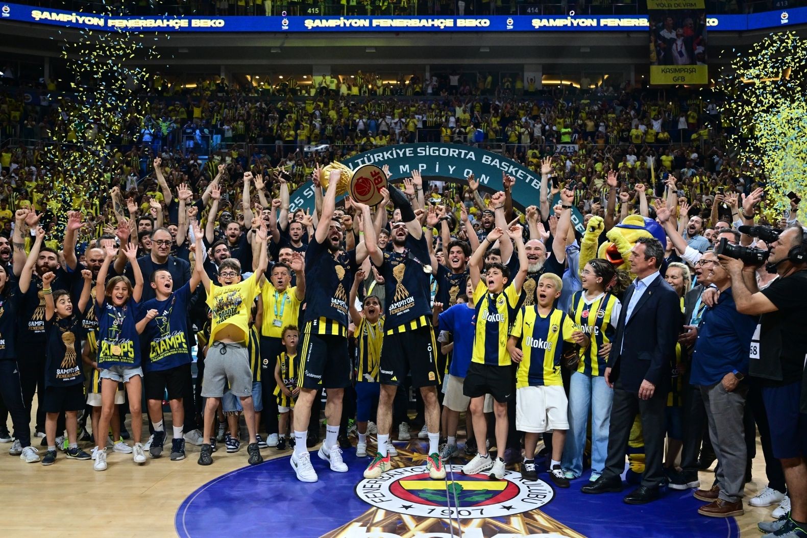 Fenerbahçe Beko, Beşiktaş Fibabanka'yı final serisinde 4-1 yenerek Basketbol Süper Lig'in şampiyonu oldu