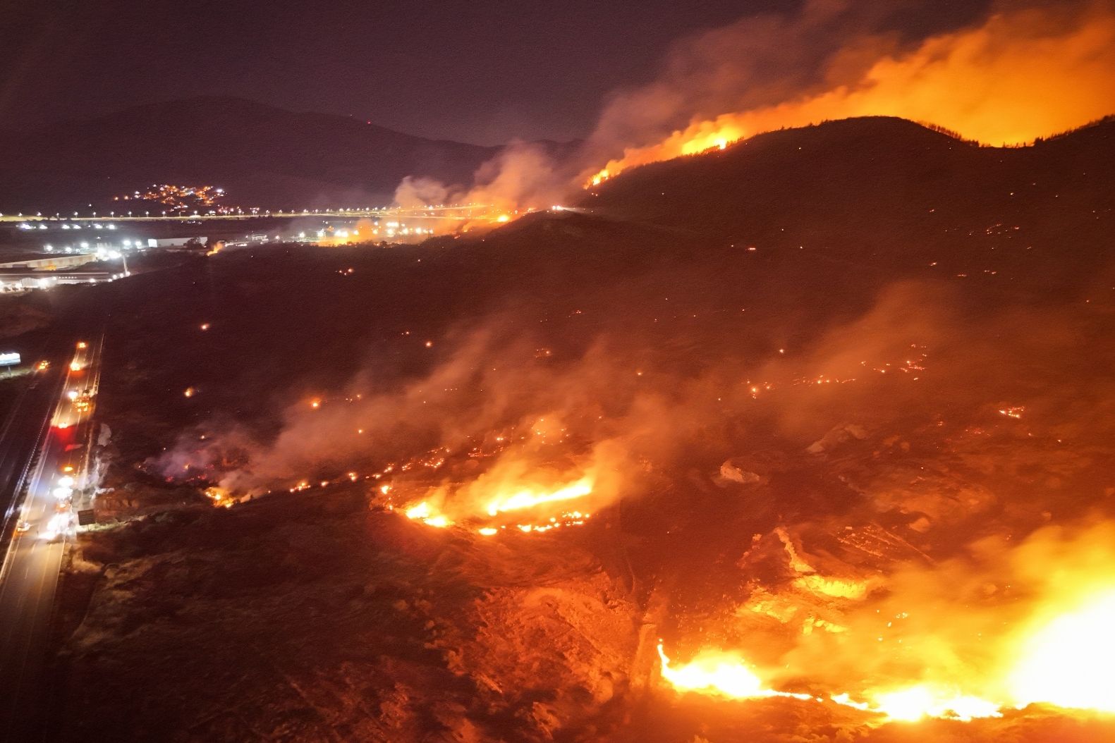 İzmir'de çöplük alanda başlayan yangın ormanlık alana sıçradı