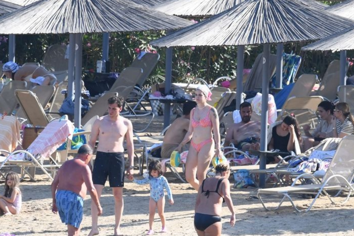 Oyuncu Selahattin Paşalı, eşi ve kızıyla Bodrum’da tatil sezonunu açtı