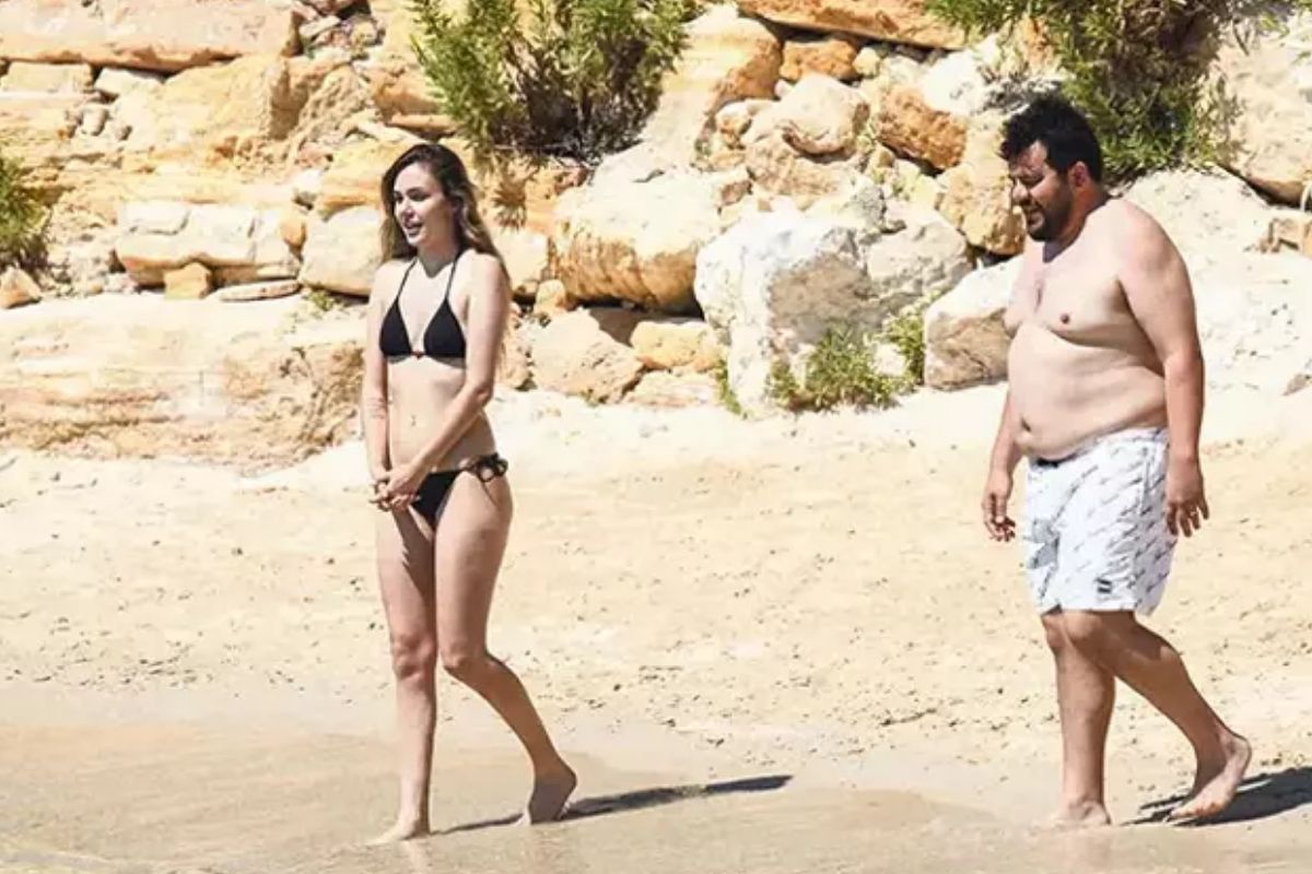 Berfu-Eser Yenenler çifti deniz keyfine titreyerek başladı