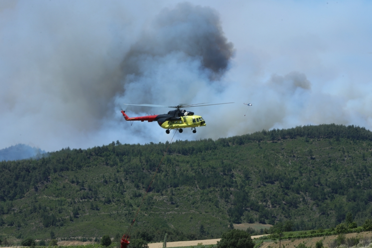 Sakarya'da ormanlık alanda başlayıp Bilecik tarafına sıçrayan yangına müdahale sürüyor