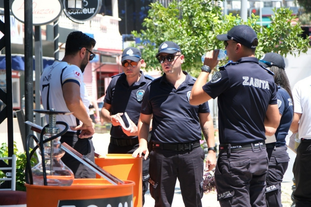 Bodrum ve Marmaris’te zabıta ekipleri, artan şikayetler üzerine işgaliye ve hanutçuluk operasyonları düzenledi
