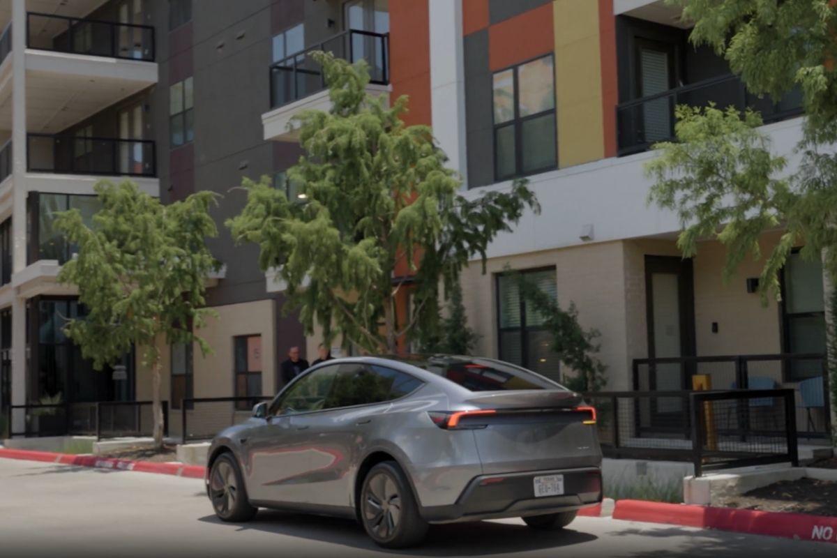 Tesla dünyanın ilk otonom araç teslimini yaptı; müşterisine kendi kendine gitti