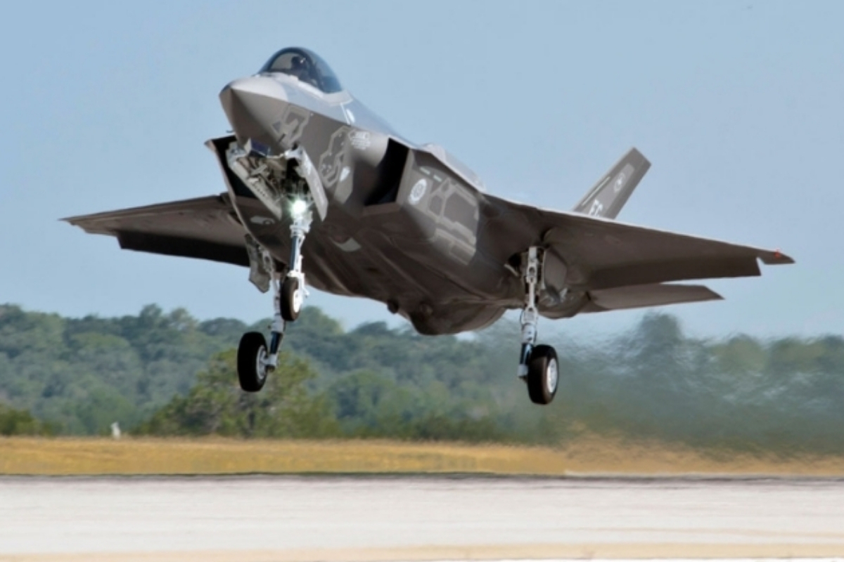 İsviçre'de ABD'den sipariş edilen F-35A savaş uçaklarının fiyatının sürekli artması tartışılıyor
