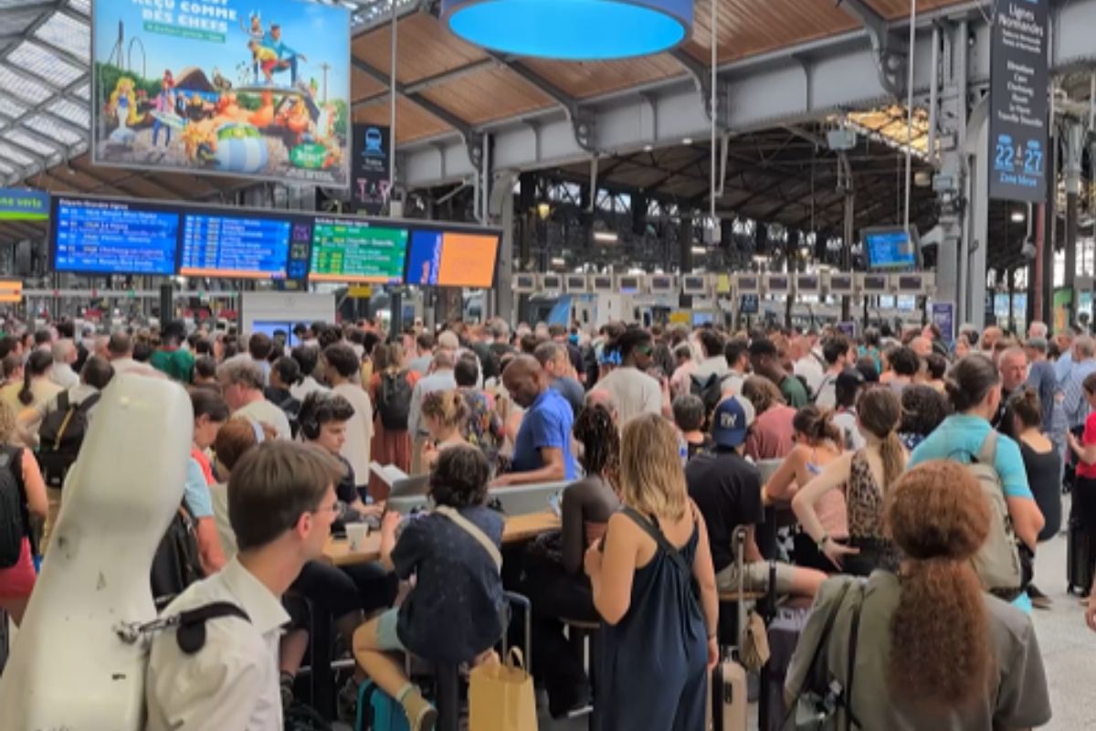 Paris’te aşırı sıcaklar tren seferlerini aksattı