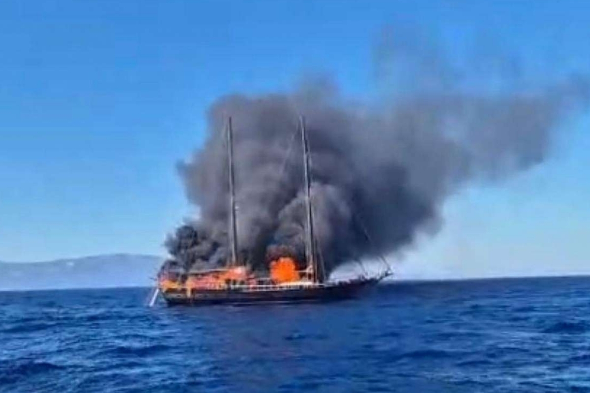 Bodrum açıklarında 27 metrelik tekne yandı