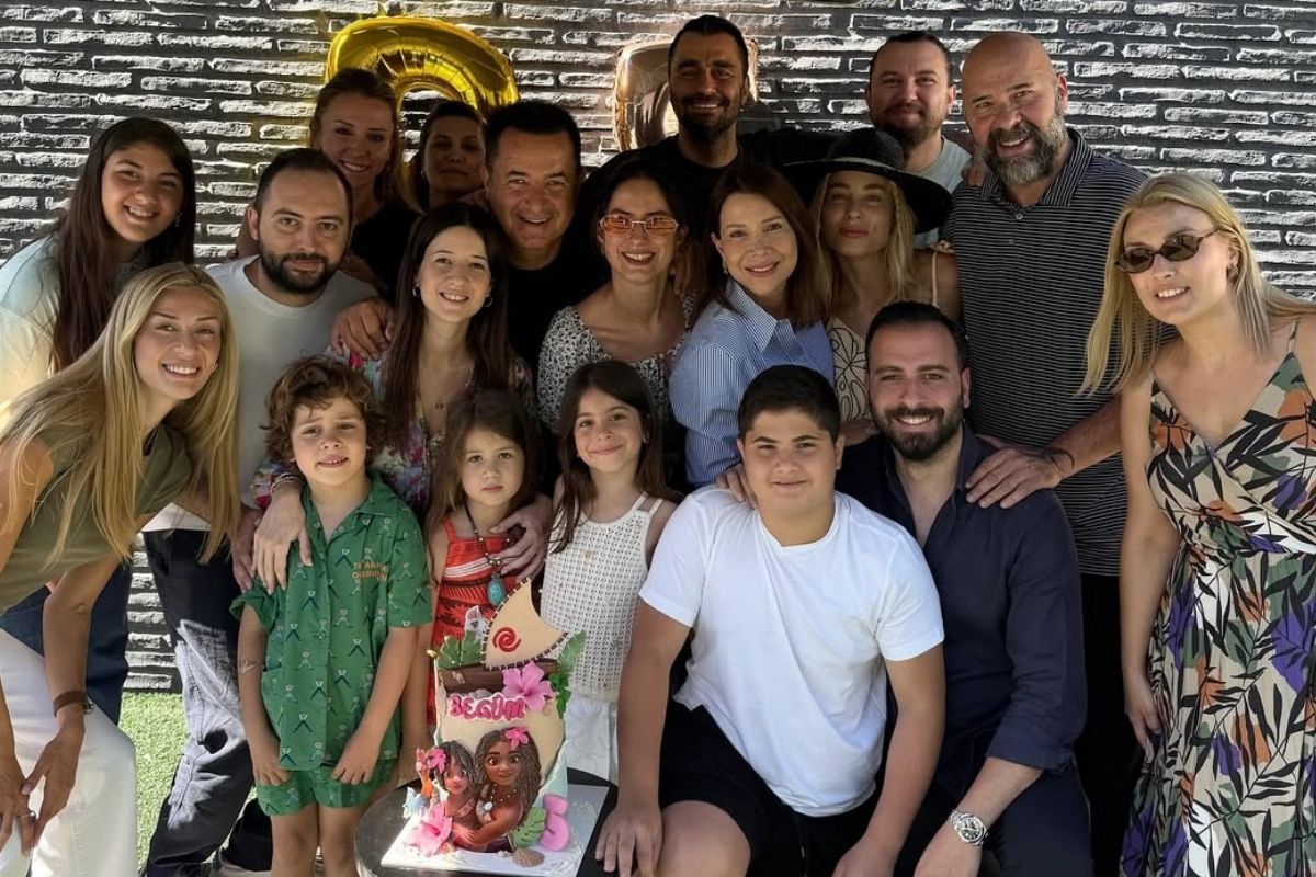 Acun Ilıcalı'dan torununun doğum gününde aile pozu