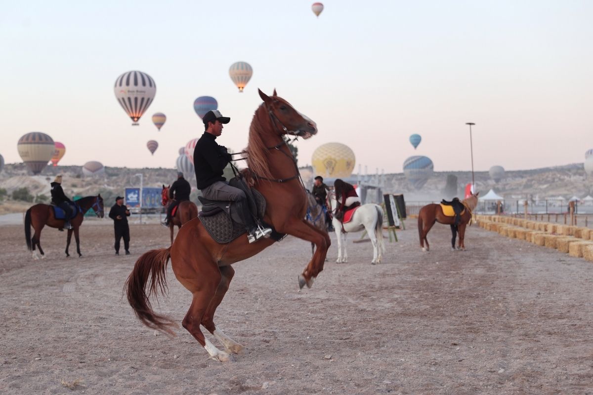 "Kapadokya At ve Atçılık Kültürü Festivali"nde karayı atlar havayı balonlar süsledi