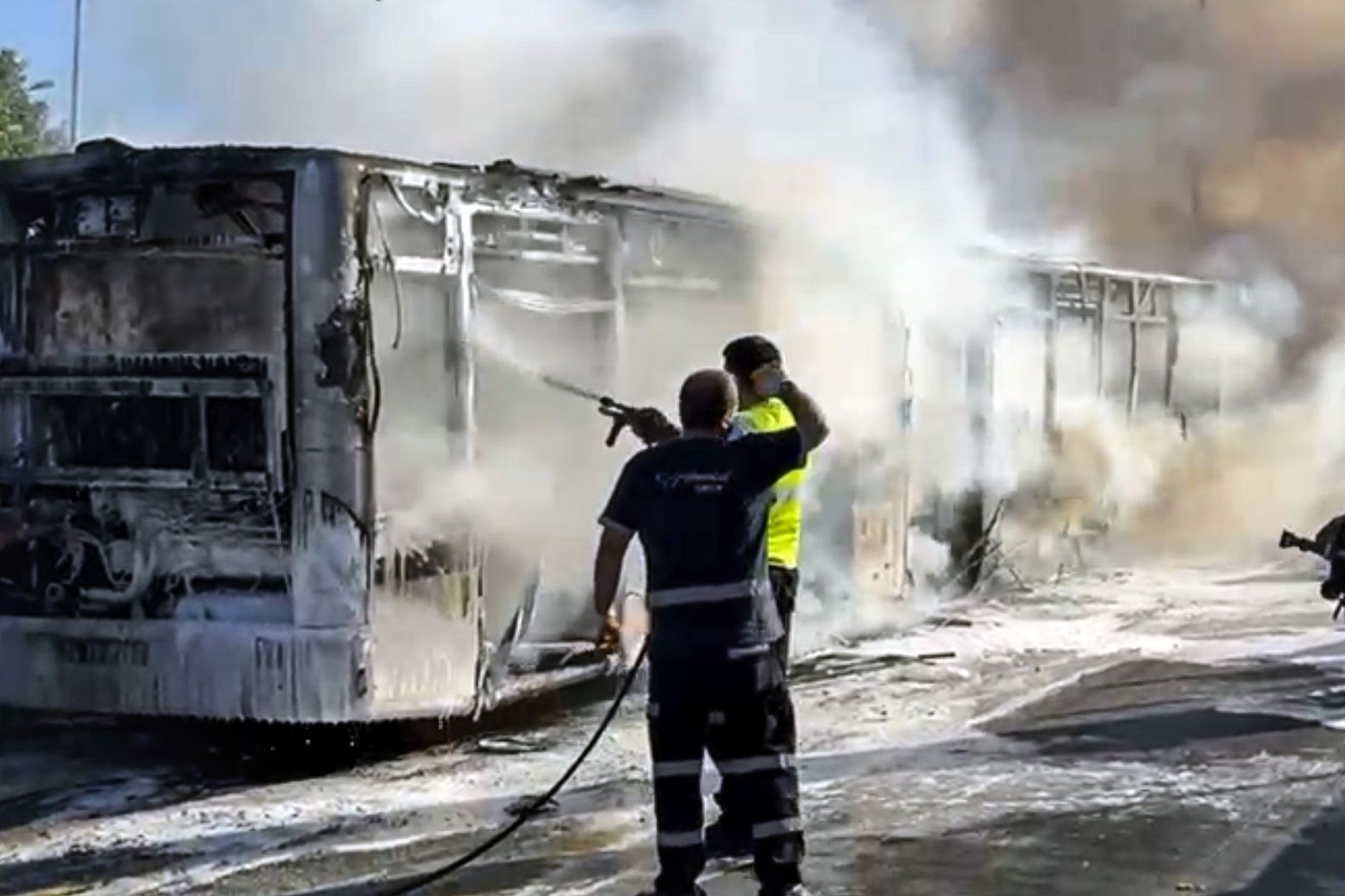 Bakırköy'de seyir halindeki metrobüste yangın çıktı