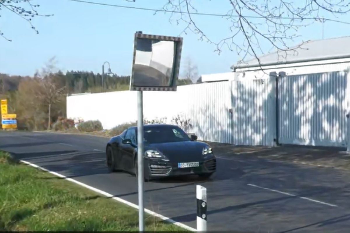 Porsche ilk elektrikli Coupe'sini test etmeye başladı