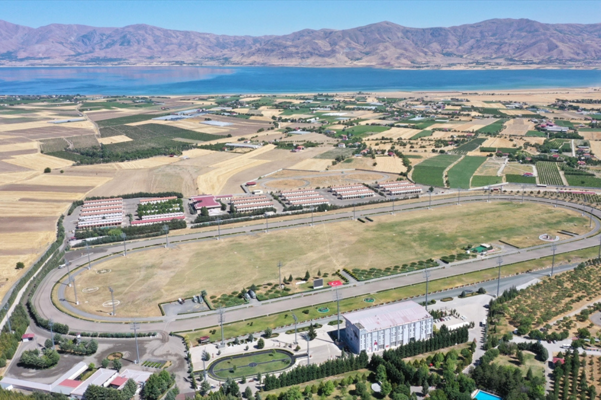 Çevre dostu hipodromdaki 'Geri Dönüşüm Kütüphanesi'nde çocuklara kitap sevgisi aşılanıyor