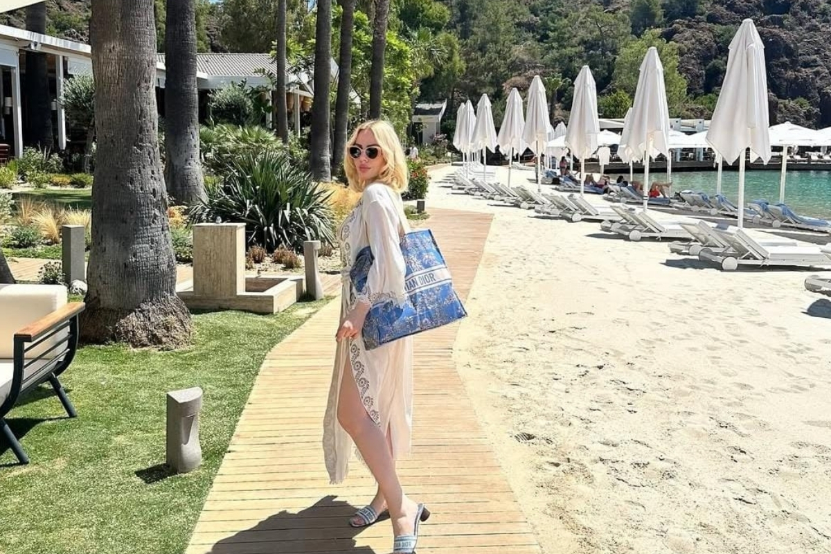 Merve Arkas, kardeşi ve kızıyla Marmaris tatilinde şıklığıyla dikkat çekti