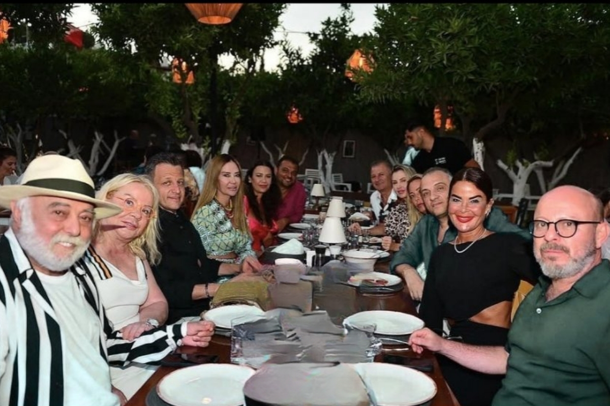 Sunucu Özlem Yıldız, sevgilisi Mete Vardar ve ailesiyle Bodrum'da eğlendi