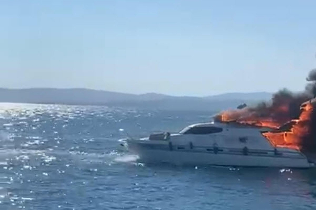 Çeşme Marina'da lüks yat alev alev yandı