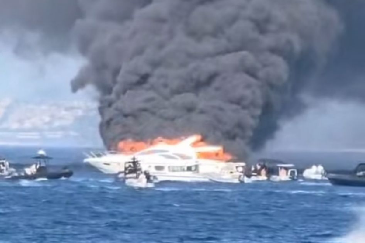 Bodrum ve Çeşme'de iki motoryat yandı