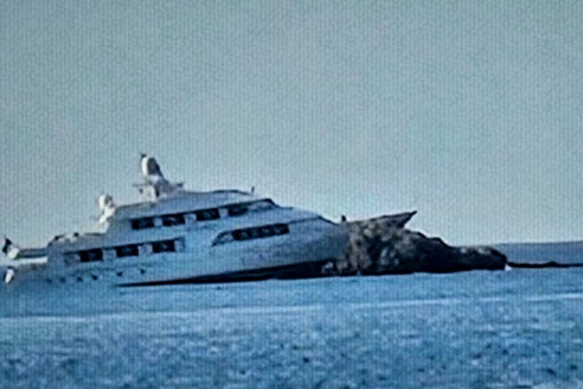 30 metrelik yat Bodrum'da kayalıklara çıktı; içerisindekilerin kurtarılması için çalışma başlatıldı