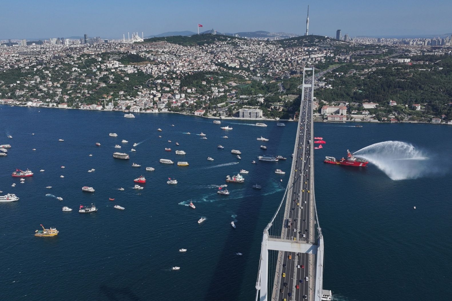 253 şehidin anısına 253 tekneyle İstanbul Boğazı'nda 15 Temmuz geçişi