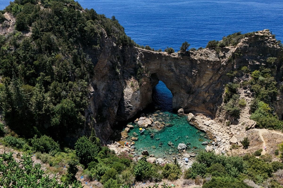 Antalya'daki Kral Koyu doğal güzelliğiyle dikkat çekiyor