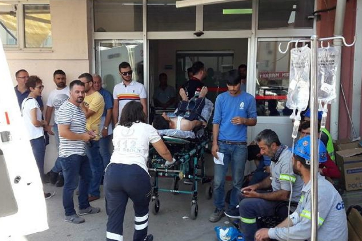 İzmir'de gıda zehirlenmesi şüphesiyle 70 işçi hastaneye kaldırıldı