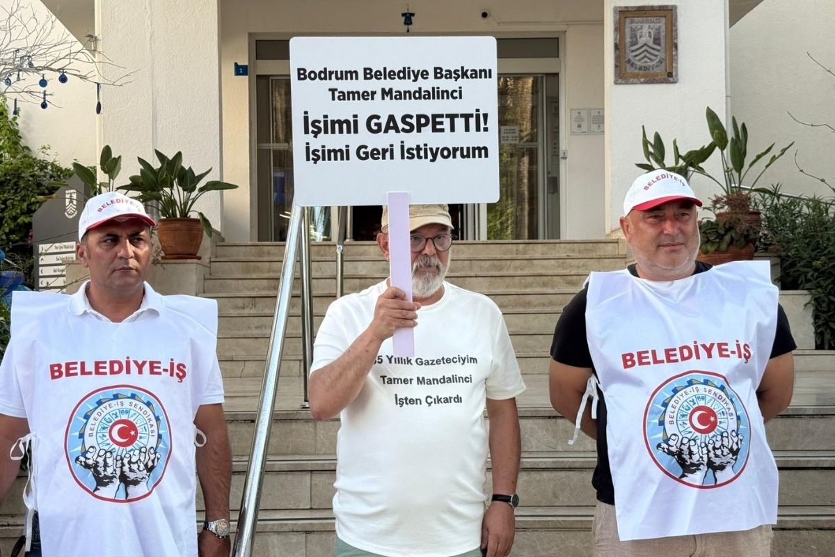 İşten çıkartılan 35 yıllık gazeteciden Bodrum Belediyesi önünde protesto