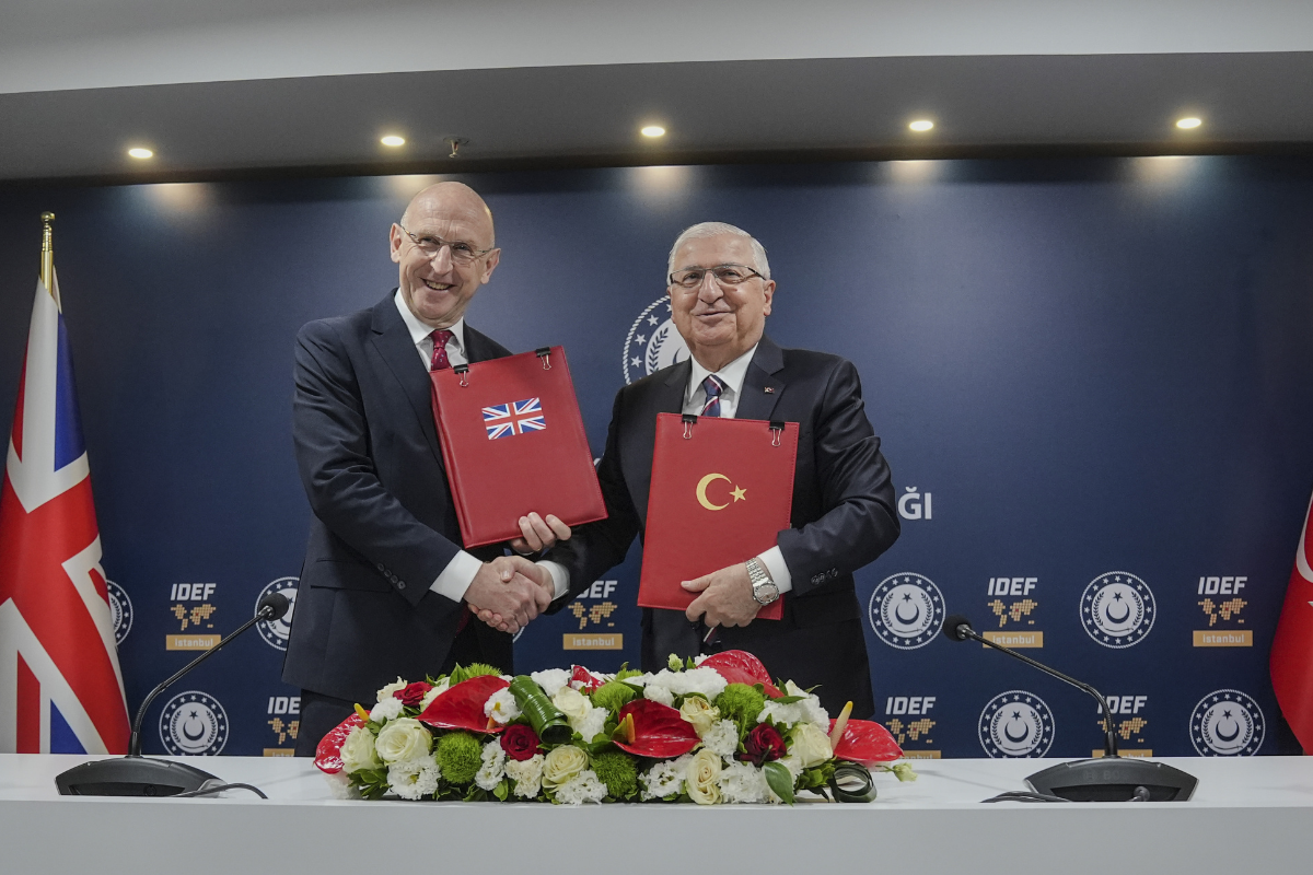 Milli Savunma Bakanı Yaşar Güler, İngiliz mevkidaşı ile Eurofighter imzasını attı