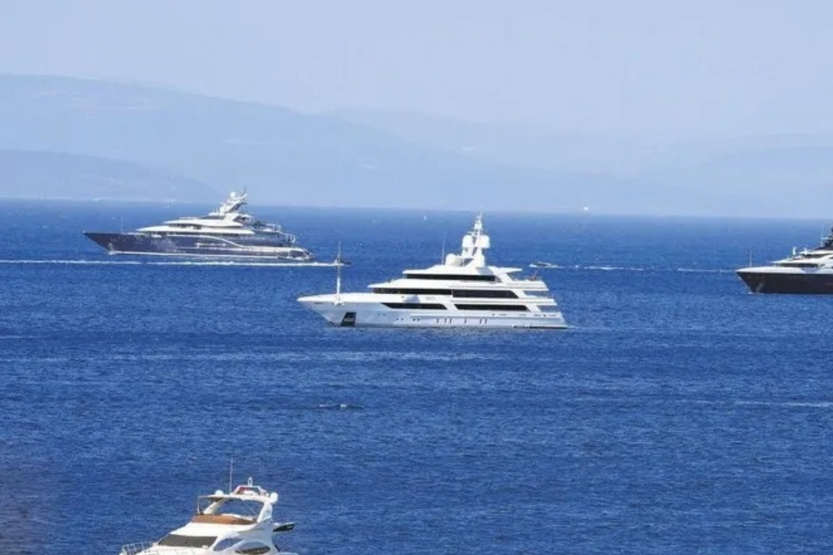 Türkbükü'nde mega yat rüzgarı: Yüzen saraylar kraliyet aileleri ve milyarderlerle koylara demir attı