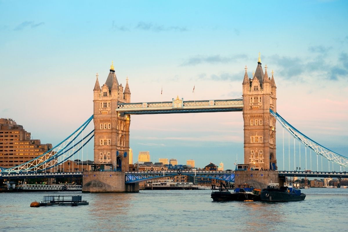 Londra’nın simgesi Tower Bridge
