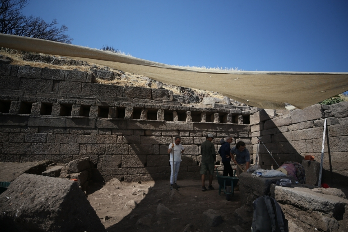 Çanakkale Ayvacık’ta Assos Antik Kenti’nde 3 bin 500 yıllık, 110 metre uzunluğunda Helenistik Dönem stoa kazıları sürüyor