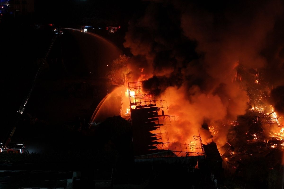 Çekmeköy'de çıkan fabrika yangınına müdahale ediliyor