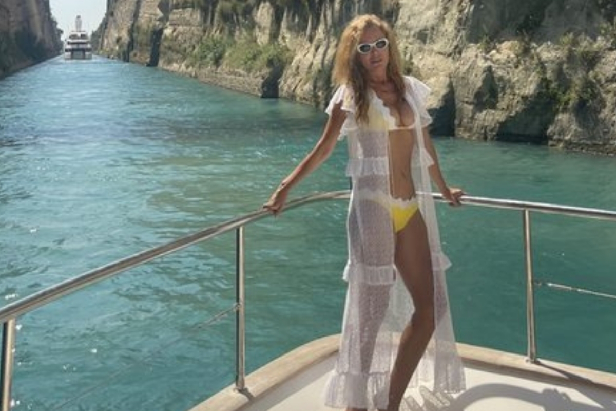 Etel Baler, Yunanistan tatilinden paylaştığı fit fotoğraflarla dikkat çekti