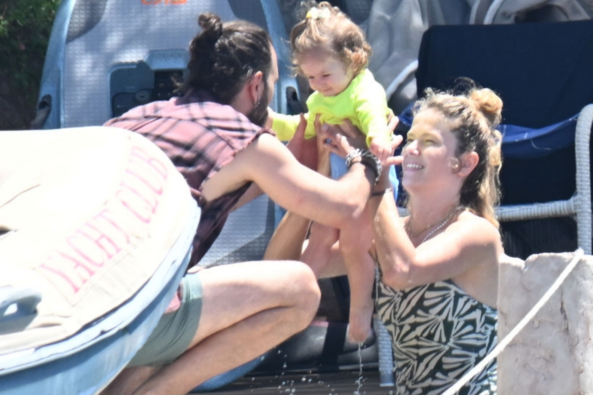 Burcu Biricik kızı Luna'yla ilk yaz tatilinde