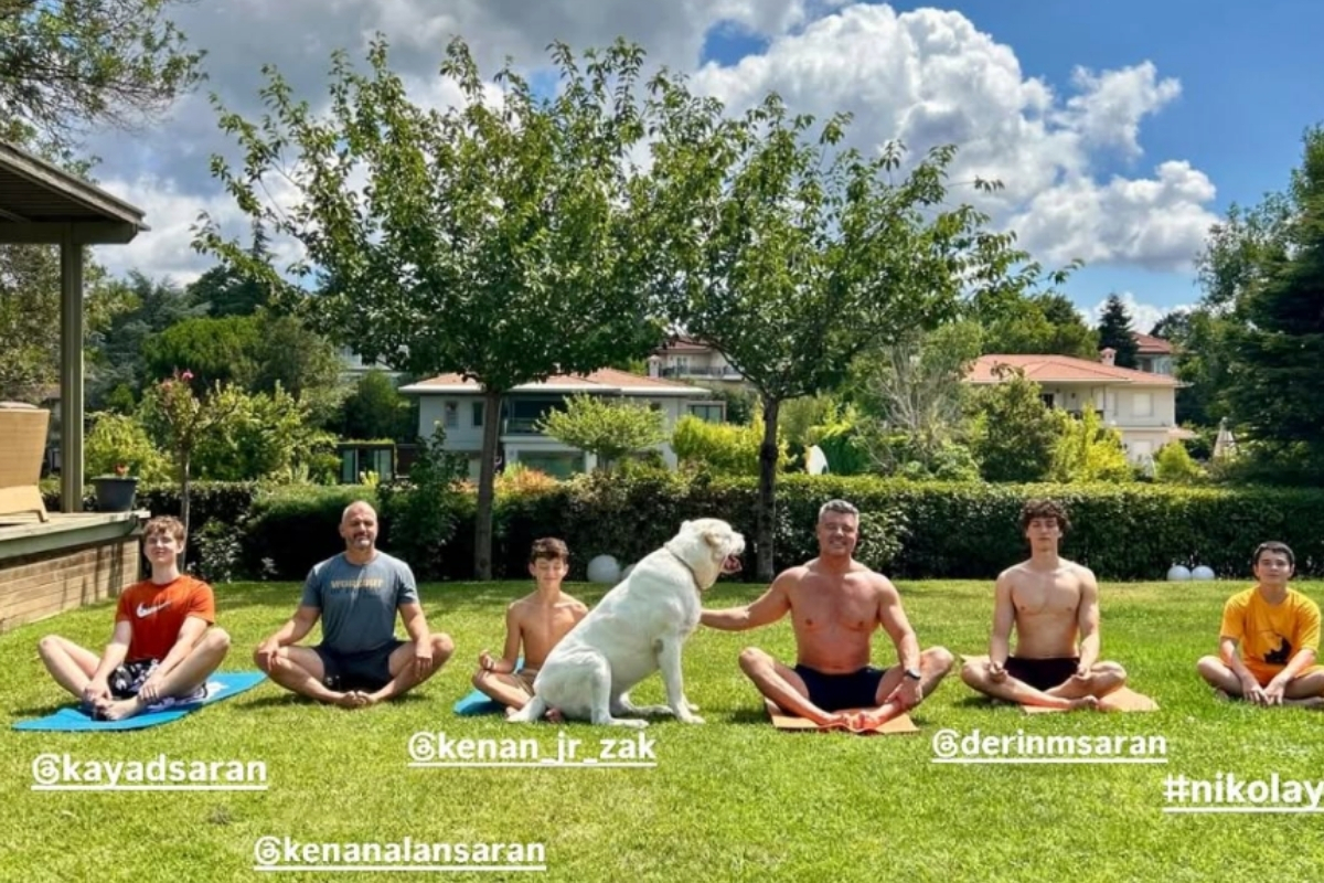 Saran’ların aile boyu yoga pozu