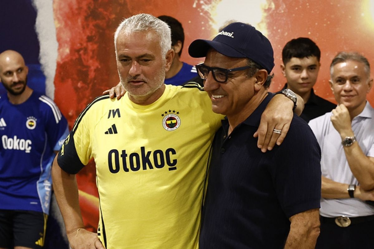 Chobani kurucusu Hamdi Ulukaya'dan sponsor olduğu Fenerbahçe'nin tesislerine ziyaret