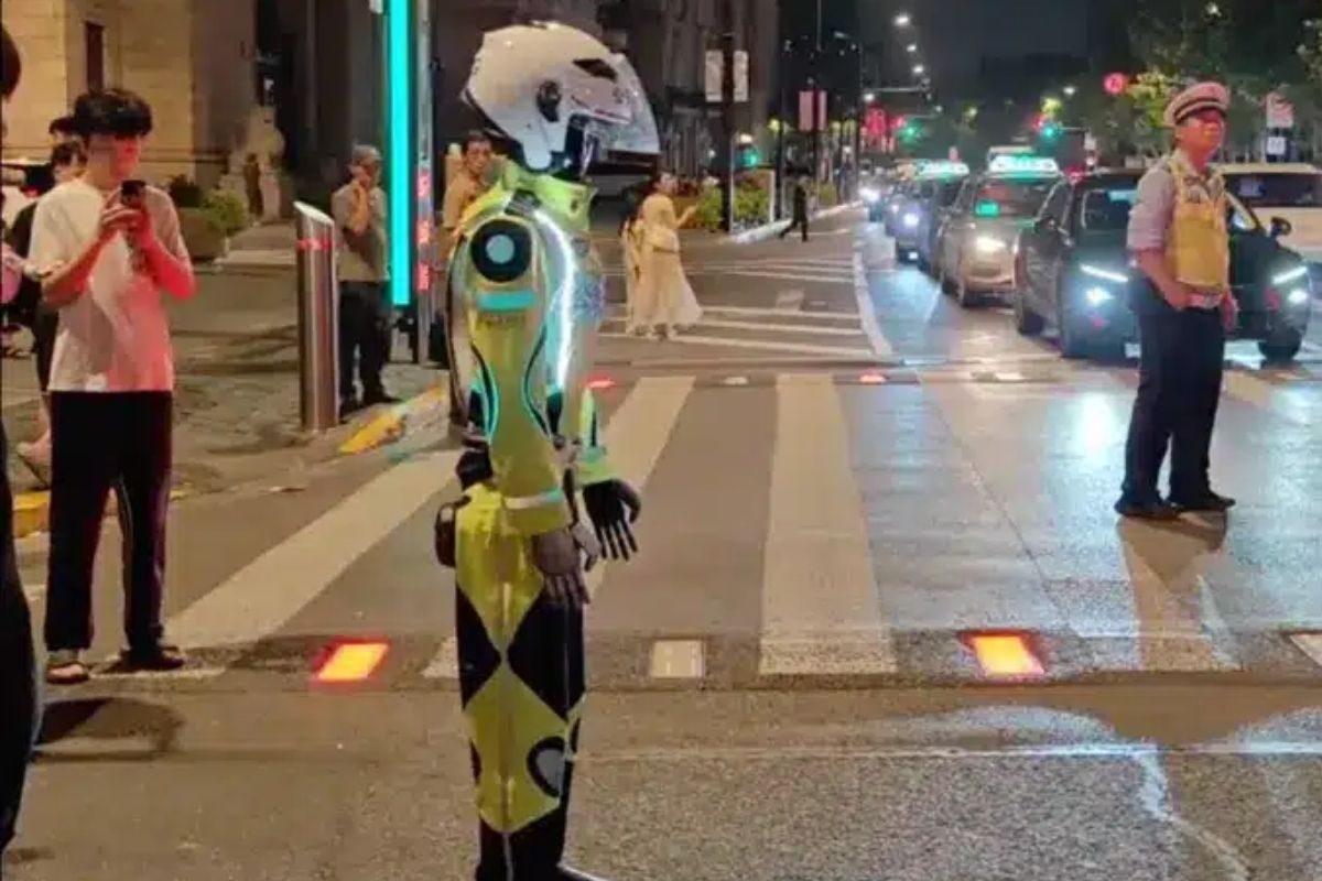 Şanghay'da Bund sahilinde robot trafik polisi görev yapıyor