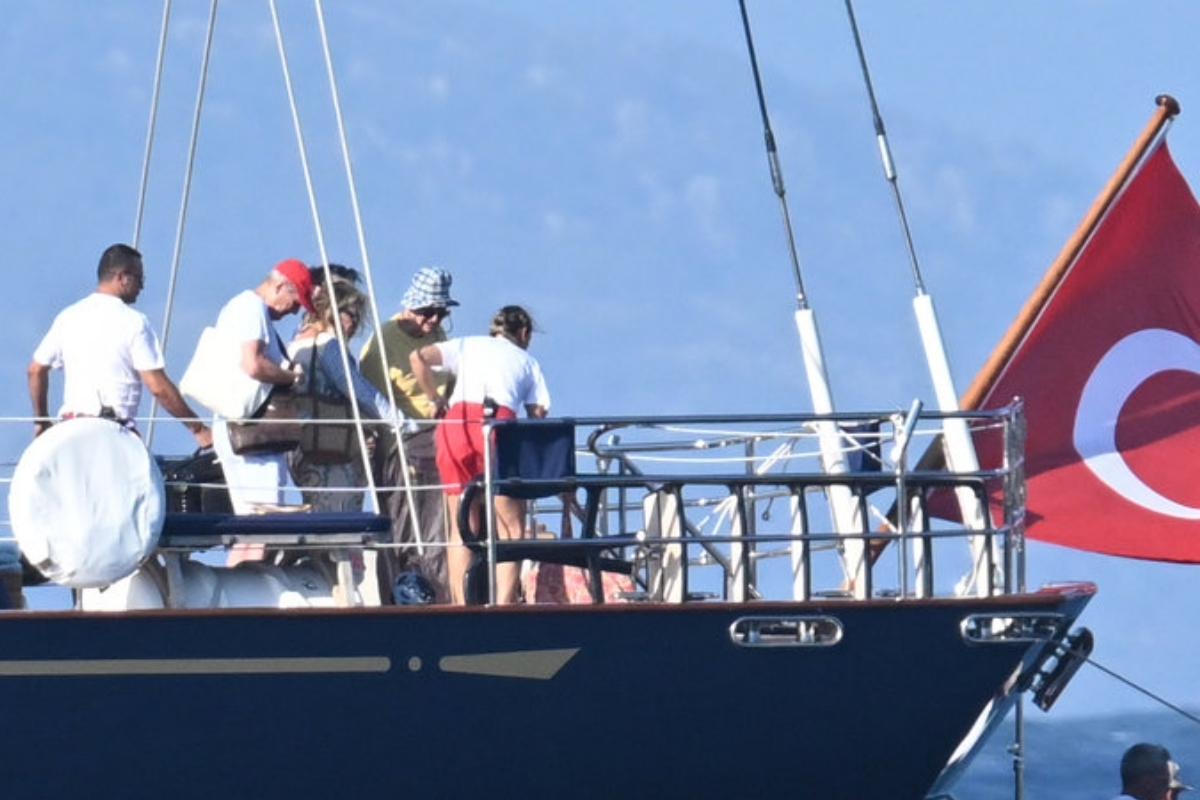 Rahmi Koç, Bodrum’daki teknesi Nazenin V’de Ömer ve Ayşegül Dinçkök’ü ağırladı