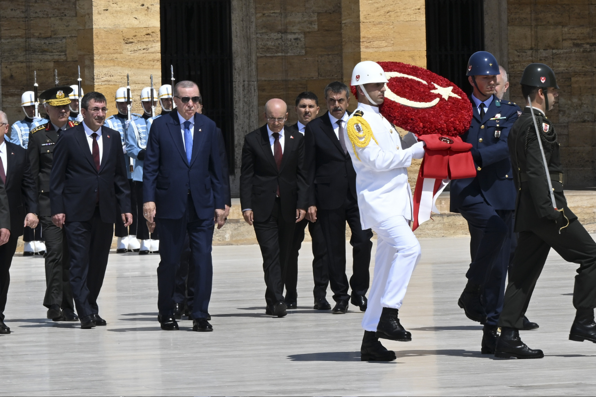 Cumhurbaşkanı Erdoğan, YAŞ toplantısı öncesinde Anıtkabir'i ziyaret etti
