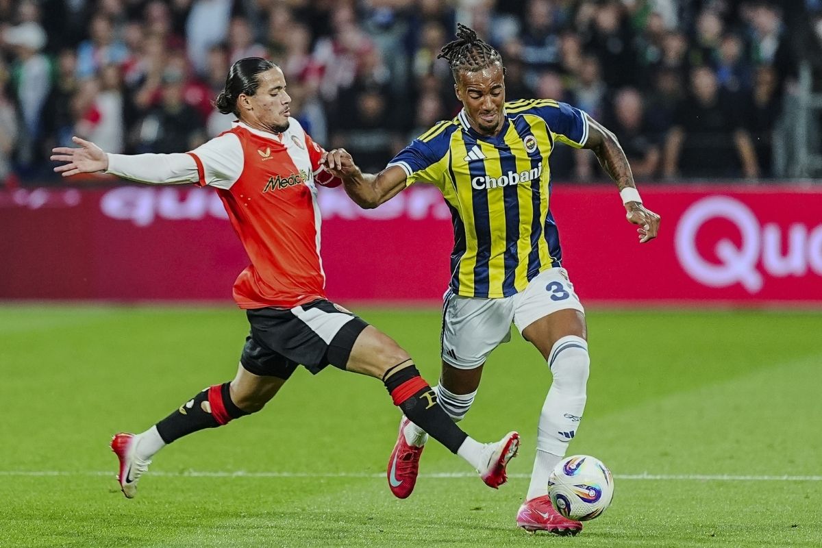 Fenerbahçe, Şampiyonlar Ligi eleme turunda ilk maçta Feyenoord'a yenildi, turu rövanşa bıraktı